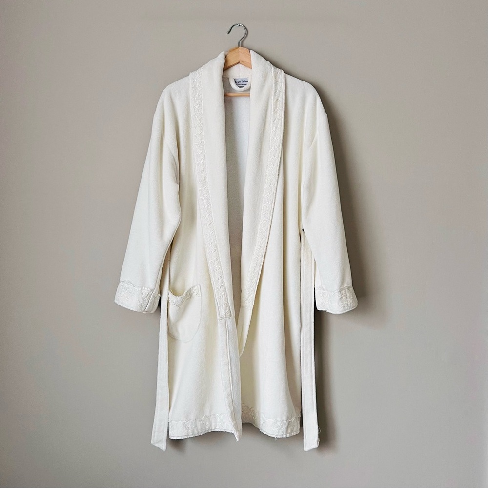 {Carpe Diem} Off White Lace Trim Robe